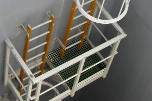 פודסט עם מעקה